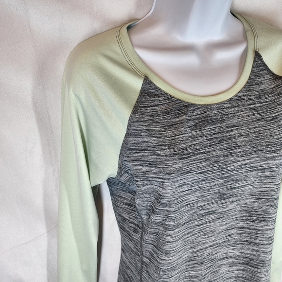 The North Face flash dry long sleeve active top with thumbholes. Green/grey. Sm. - Picture 6 of 9